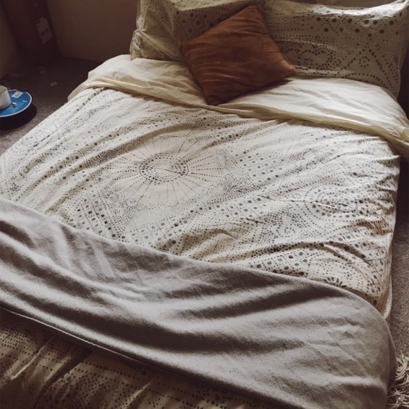 UO duvet cover and pillow cases - full bed - Picture 3 of 3